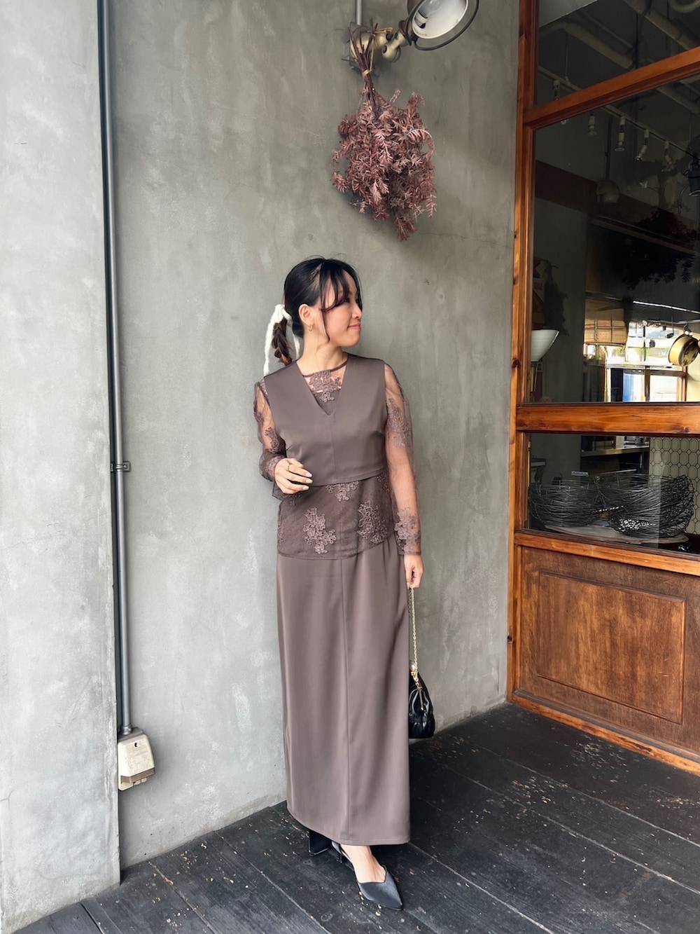 ブラウン系のドレスを着用したレディースの春コーディネートの2枚目の写真