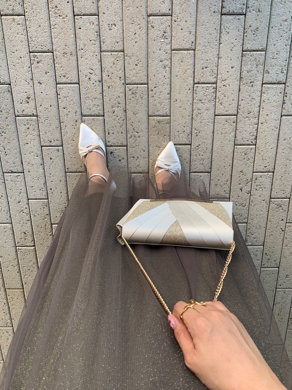 グリーン系のドレス、ベージュ系のクラッチバッグ、ベージュ系のパンプスを着用したレディースの夏コーディネートの5枚目の写真