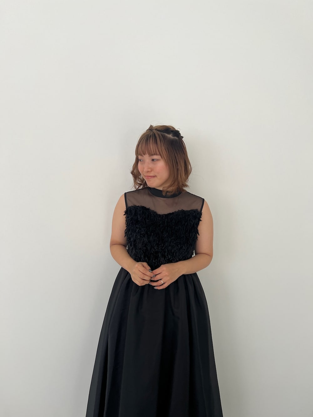 ブラック系のドレス、ブラック系のパンプスを着用したレディースの春コーディネートの4枚目の写真