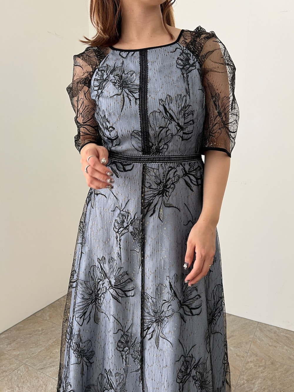 ブルー系のドレス、ブラック系のパンプスを着用したレディースの夏コーディネートの2枚目の写真