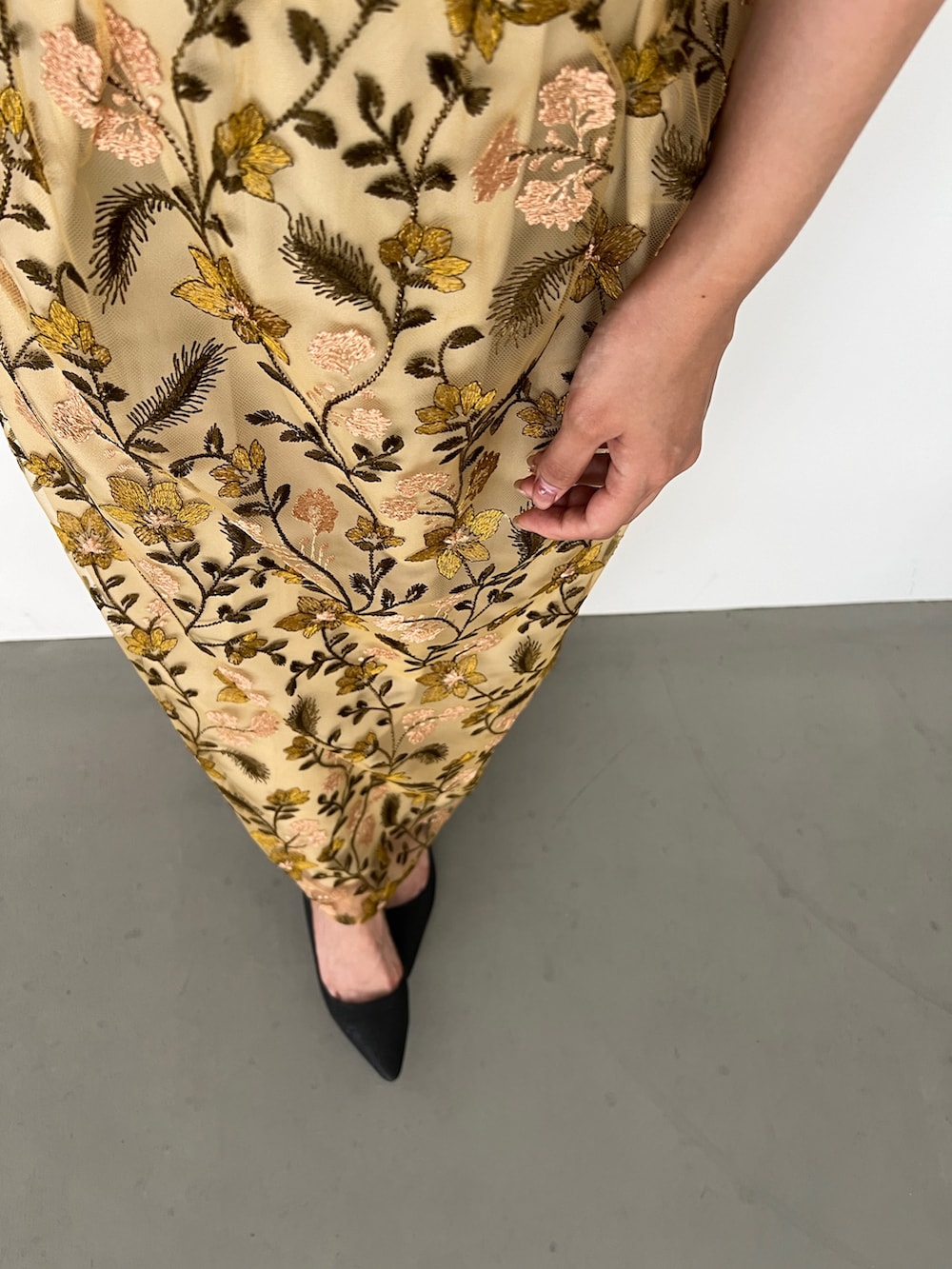 イエロー系のドレス、ブラック系のパンプス、ブラック系のカチューシャを着用したレディースの夏コーディネートの6枚目の写真