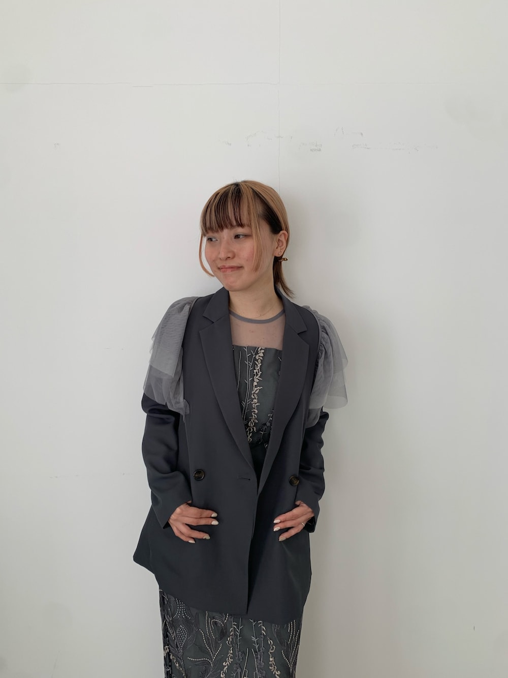 グレー系のドレス、グレー系のジャケット/アウター、ブラック系のパンプスを着用したレディースの春コーディネートの9枚目の写真