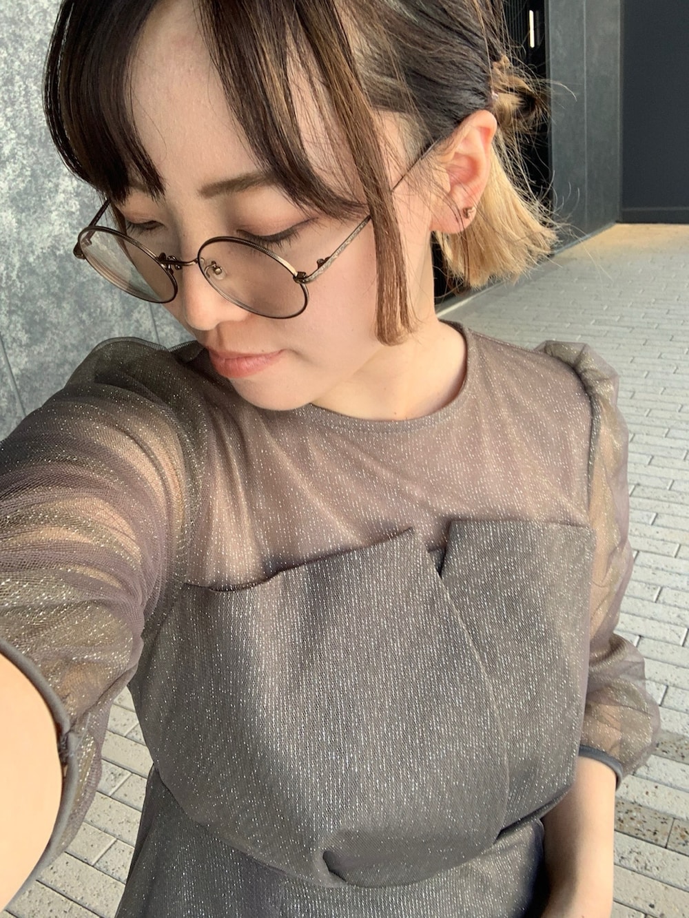 グリーン系のドレス、ベージュ系のクラッチバッグ、ベージュ系のパンプスを着用したレディースの夏コーディネートの7枚目の写真