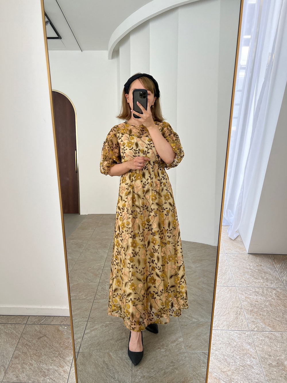 イエロー系のドレス、ブラック系のパンプス、ブラック系のカチューシャを着用したレディースの夏コーディネートの7枚目の写真