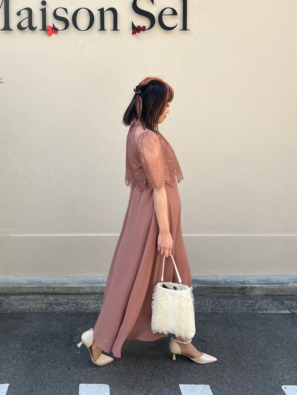 ピンク系のドレス、ベージュ系のシューズ、ベージュ系のバッグを着用したレディースの春コーディネートの5枚目の写真