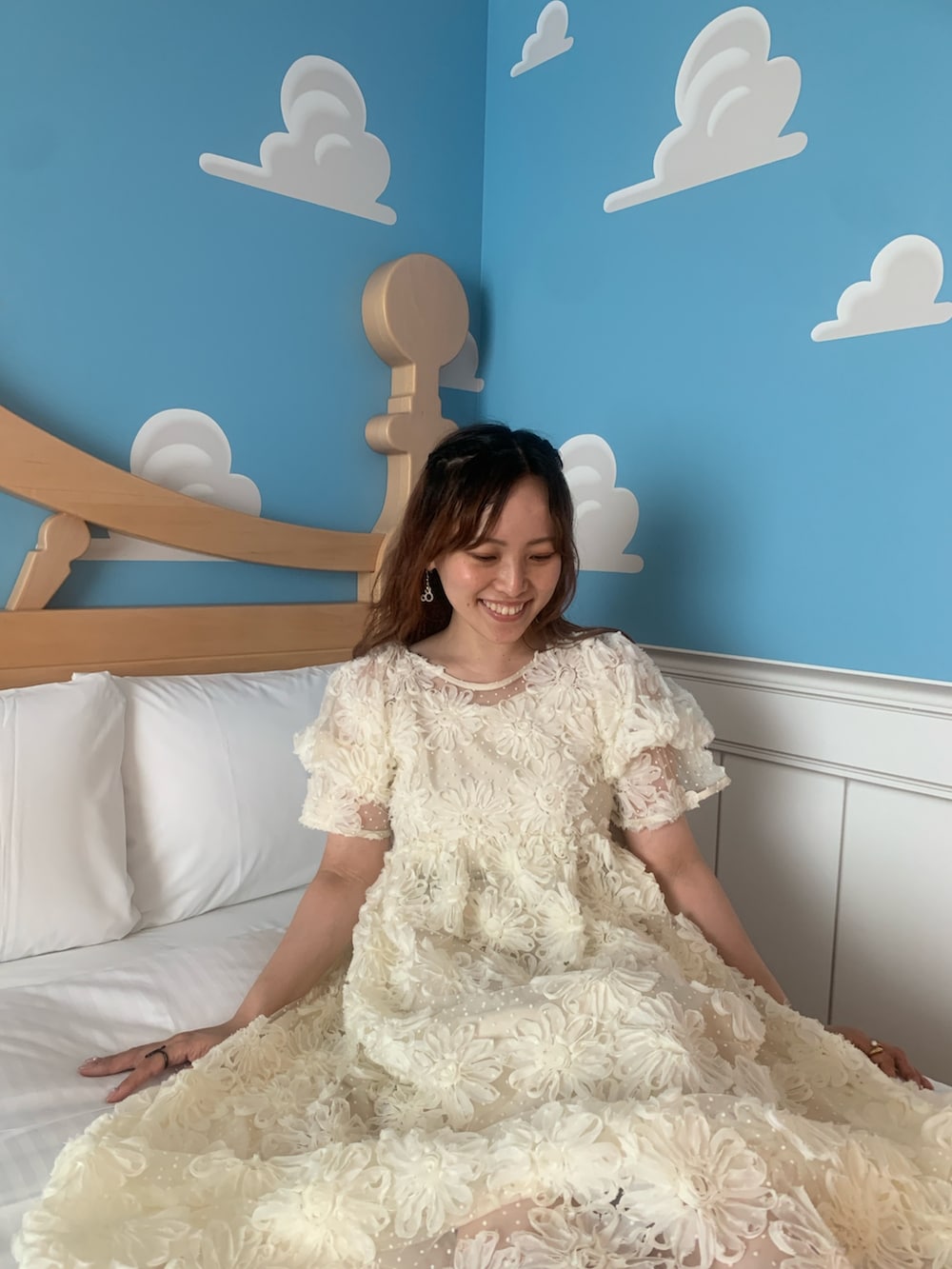 ホワイト系のドレスを着用したレディースの夏コーディネートの5枚目の写真