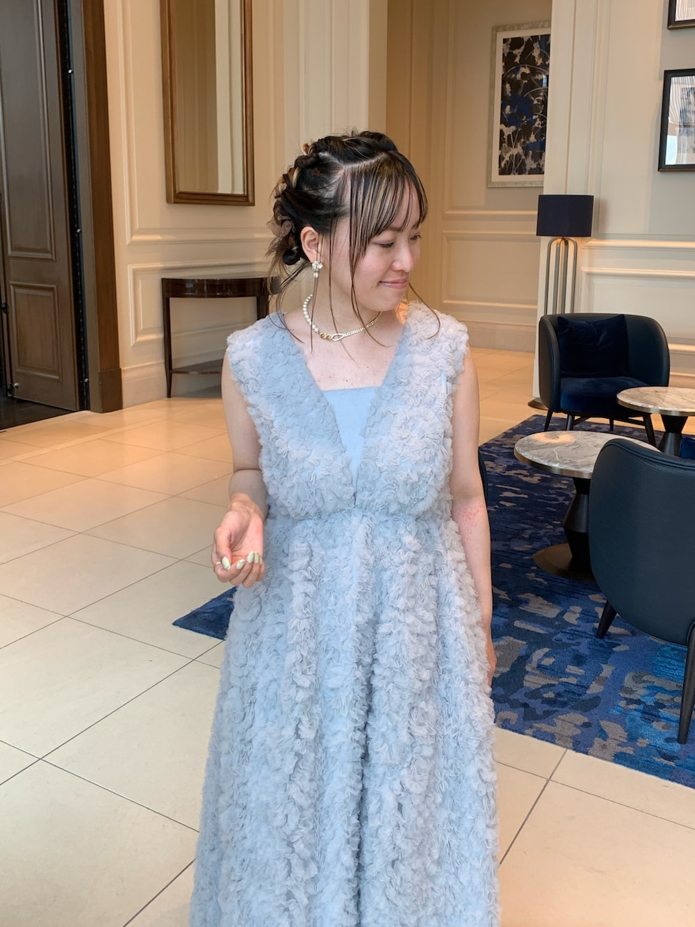 グレー系のドレスを着用したレディースの春コーディネートの3枚目の写真