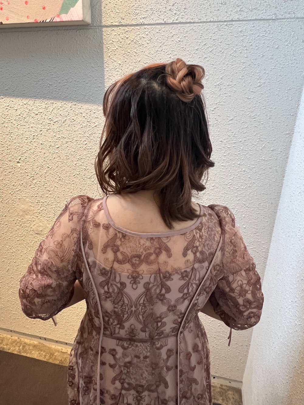 ピンク系のドレス、ベージュ系のハンドバッグ、ベージュ系のシューズを着用したレディースの春コーディネートの8枚目の写真