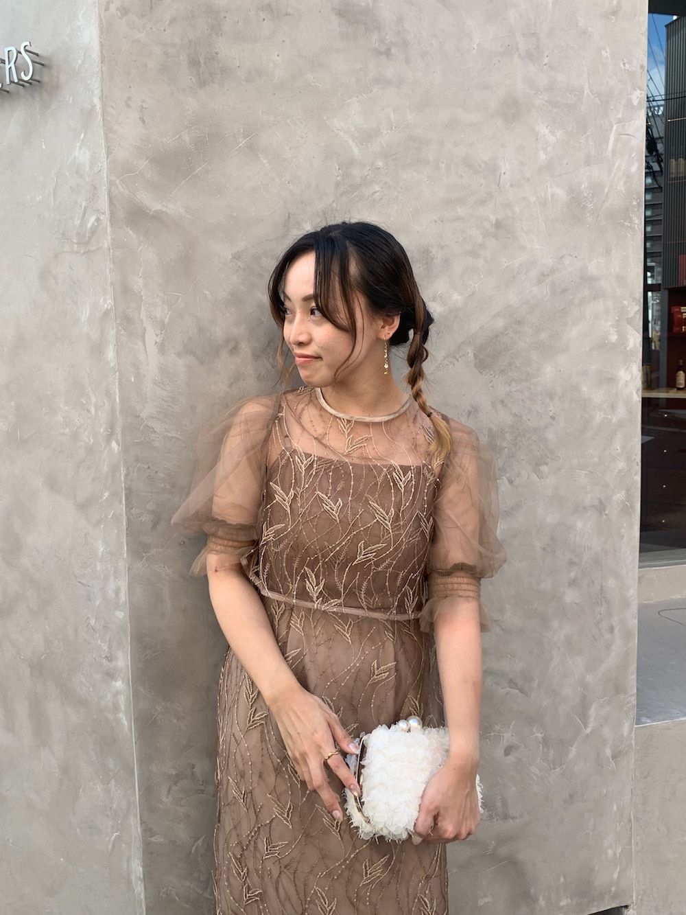 ブラウン系のドレスを着用したレディースの春コーディネートの4枚目の写真