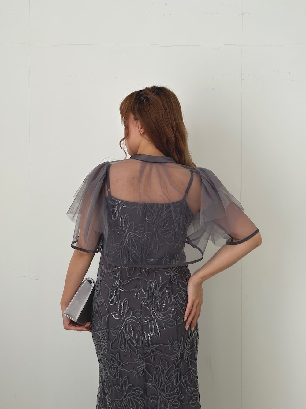 グレー系のドレス、ブラック系のパンプスを着用したレディースの冬コーディネートの4枚目の写真