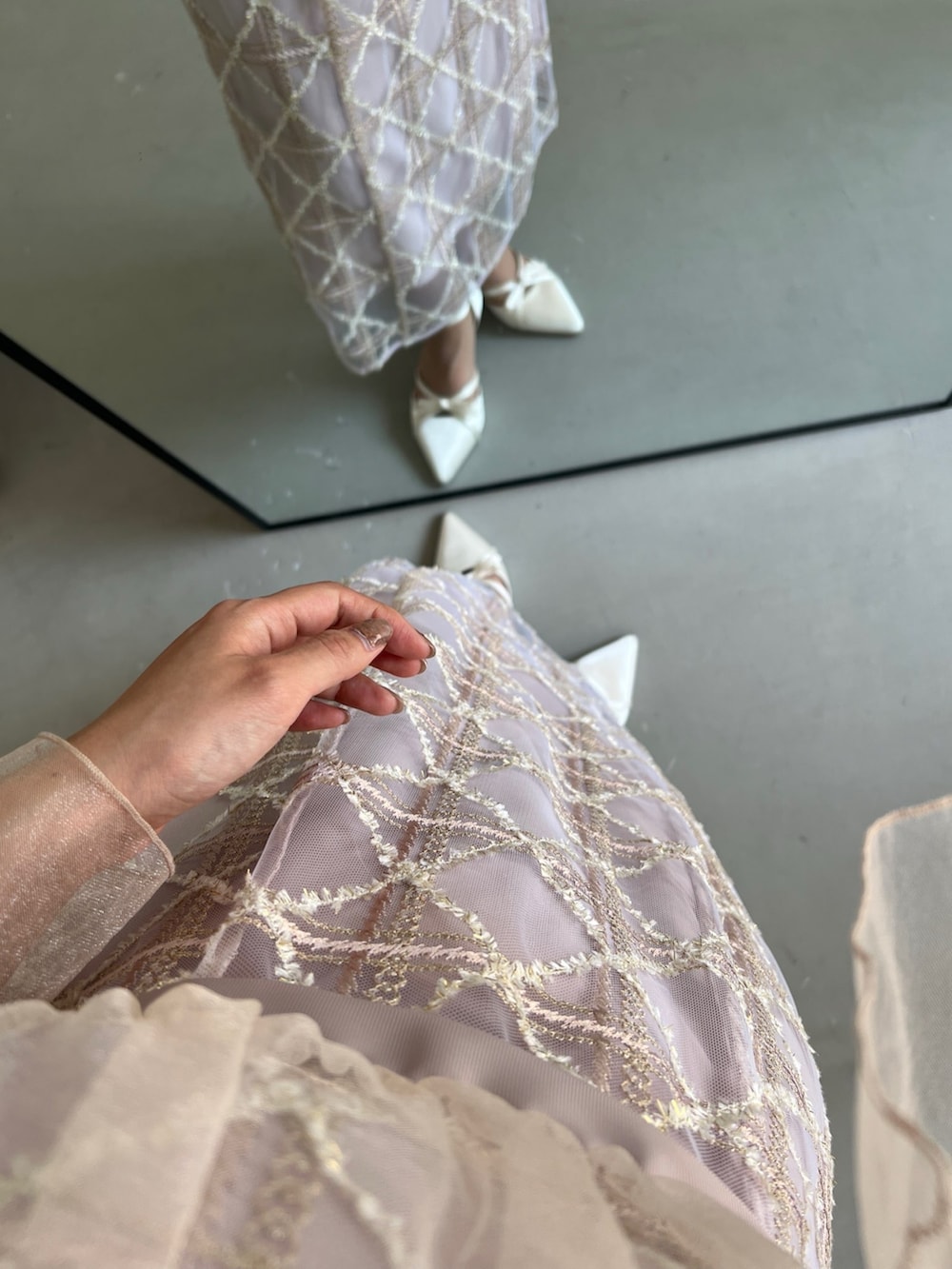 ベージュ系のクラッチバッグ、ベージュ系のパンプス、ピンク系のドレスを着用したレディースの夏コーディネートの8枚目の写真