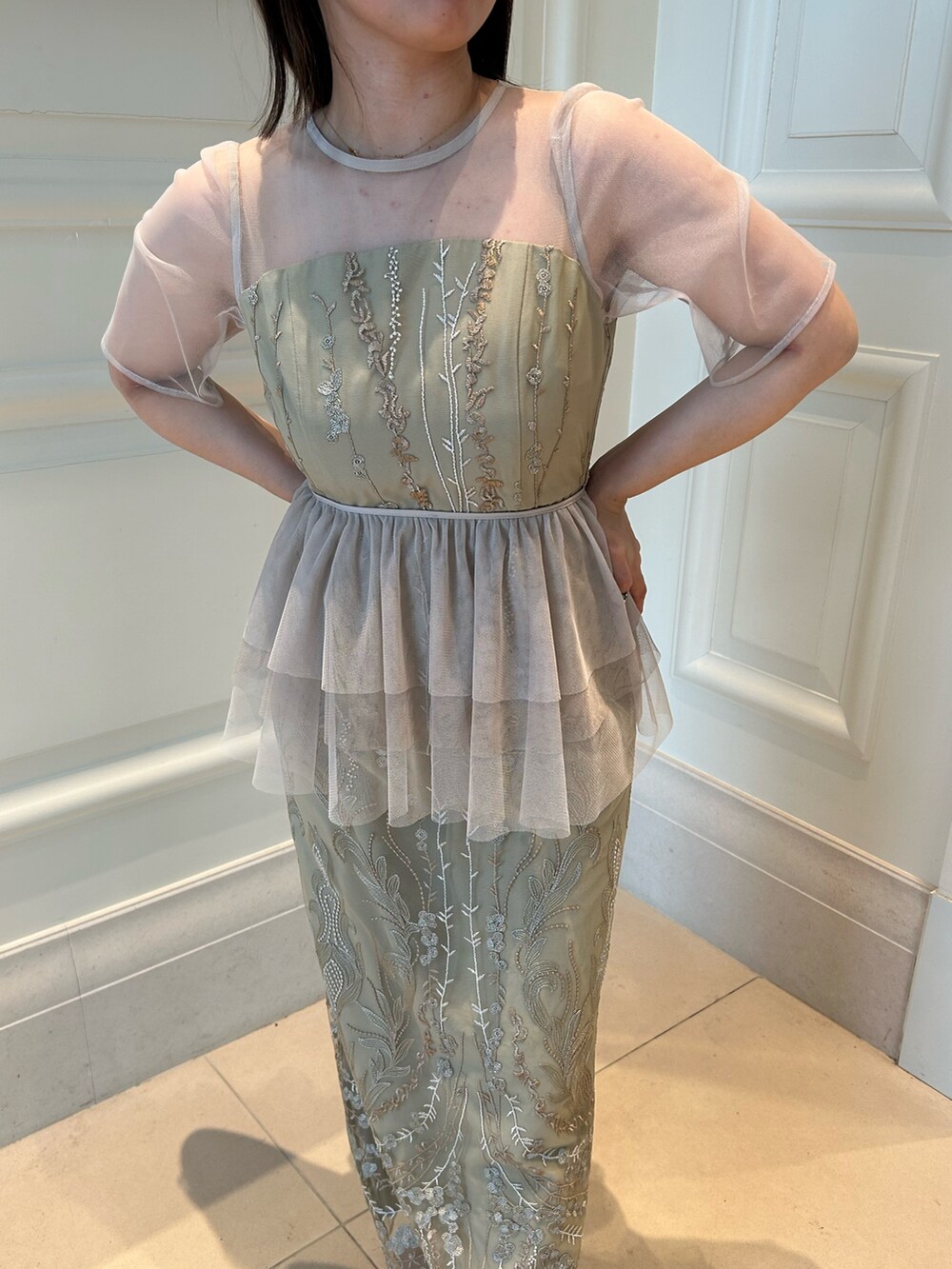 イエロー系のドレス、ベージュ系のシューズを着用したレディースの春コーディネートの6枚目の写真