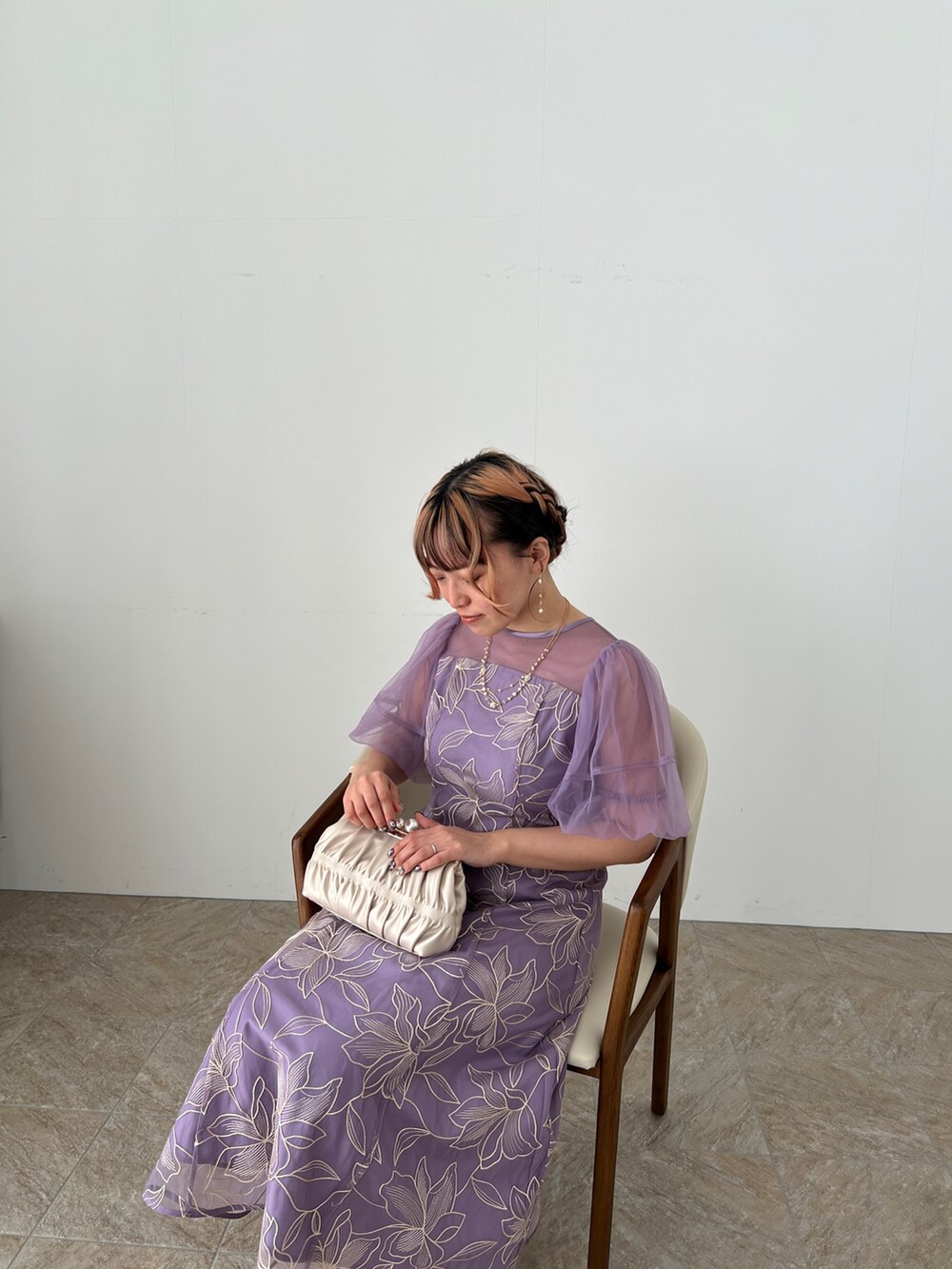 ゴールド系のバッグ、ベージュ系のシューズ、パープル系のドレスを着用したレディースの夏コーディネートの9枚目の写真