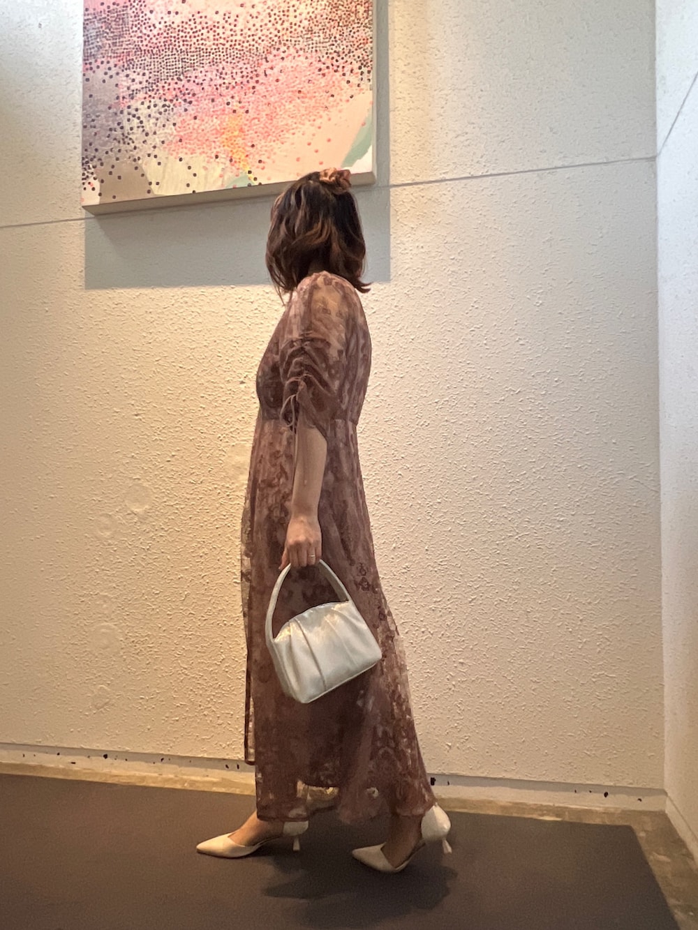 ピンク系のドレス、ベージュ系のハンドバッグ、ベージュ系のシューズを着用したレディースの春コーディネートの7枚目の写真