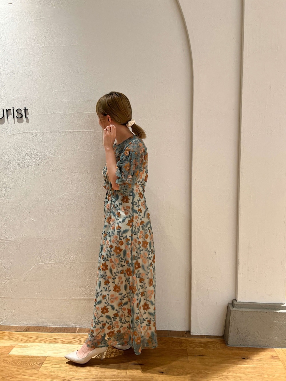 オレンジ系のドレスを着用したレディースの秋コーディネートの2枚目の写真
