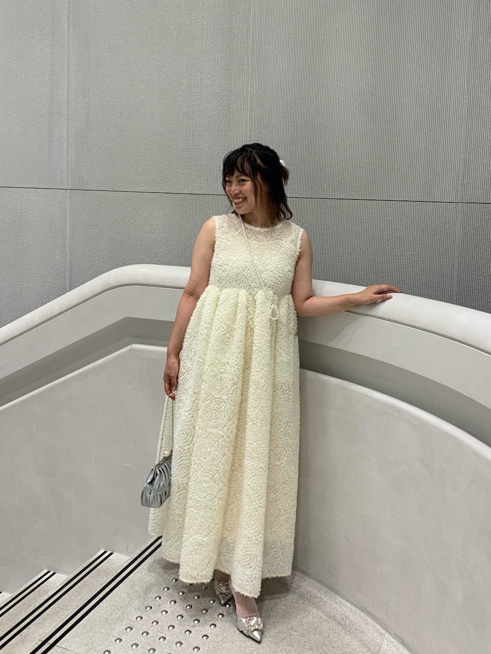 ホワイト系のドレスを着用したレディースの秋コーディネートの3枚目の写真