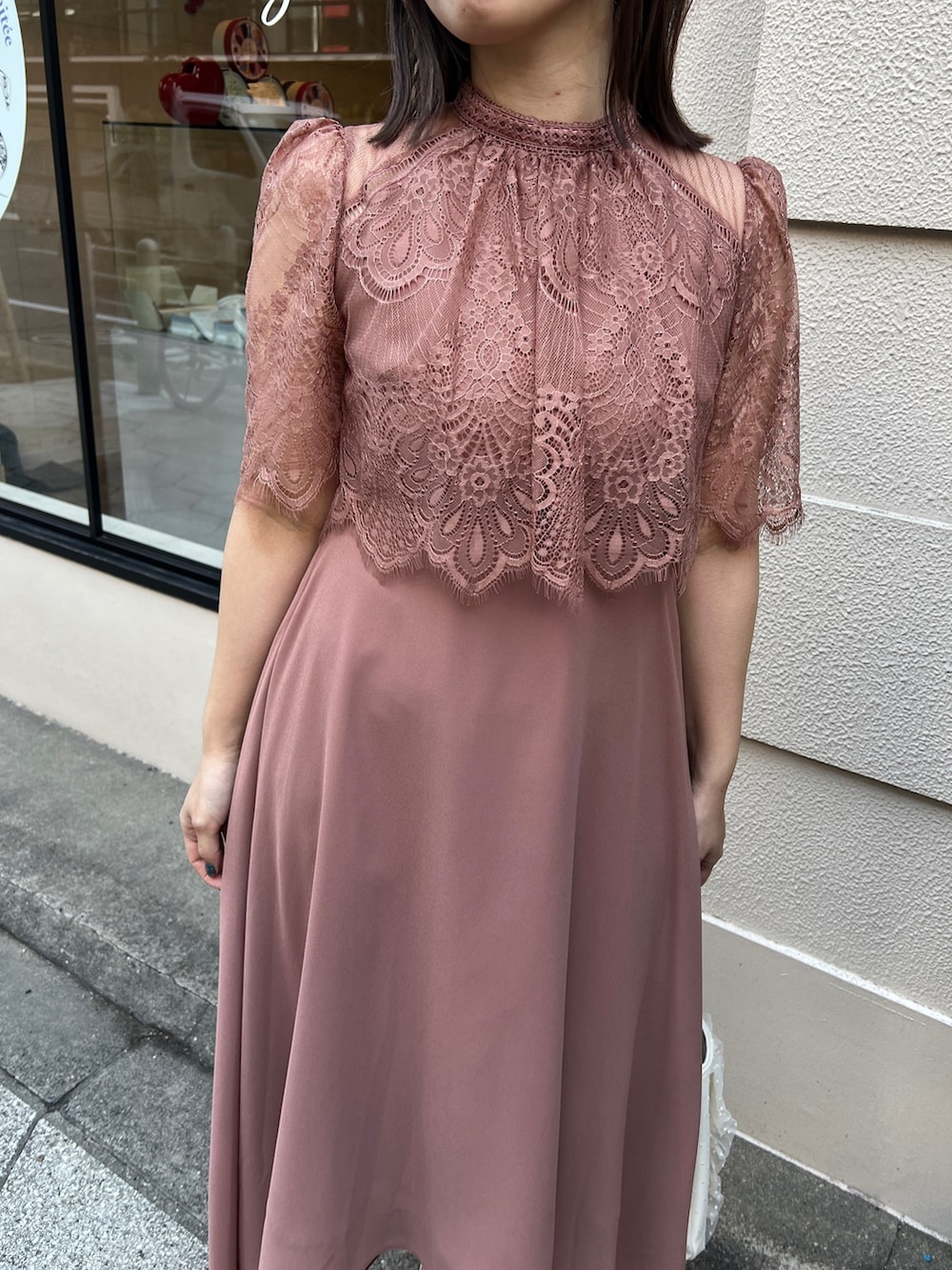 ピンク系のドレス、ベージュ系のシューズ、ベージュ系のバッグを着用したレディースの春コーディネートの2枚目の写真