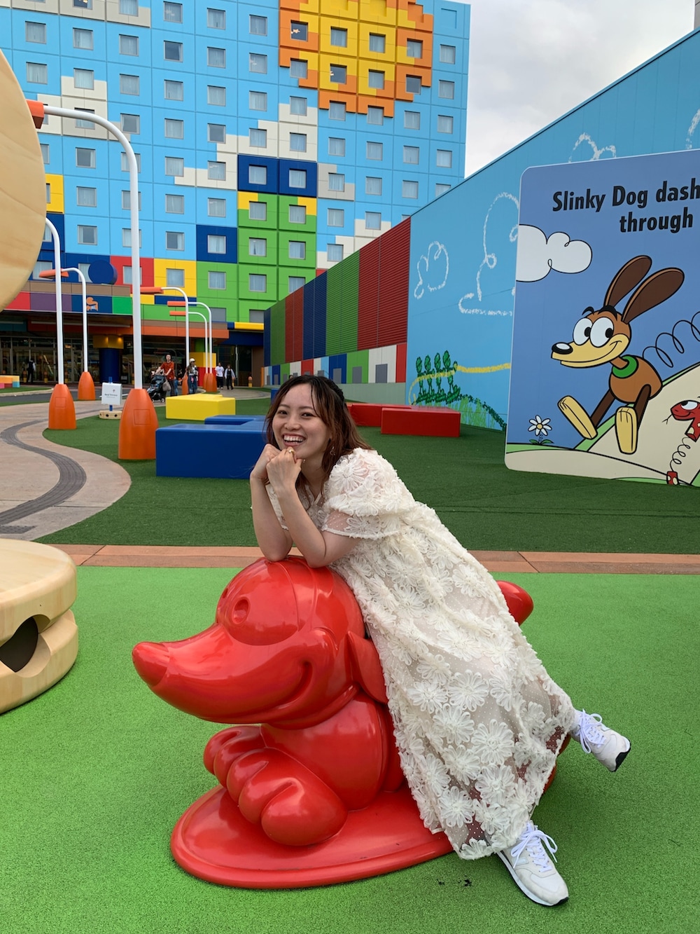 ホワイト系のドレスを着用したレディースの夏コーディネートの3枚目の写真