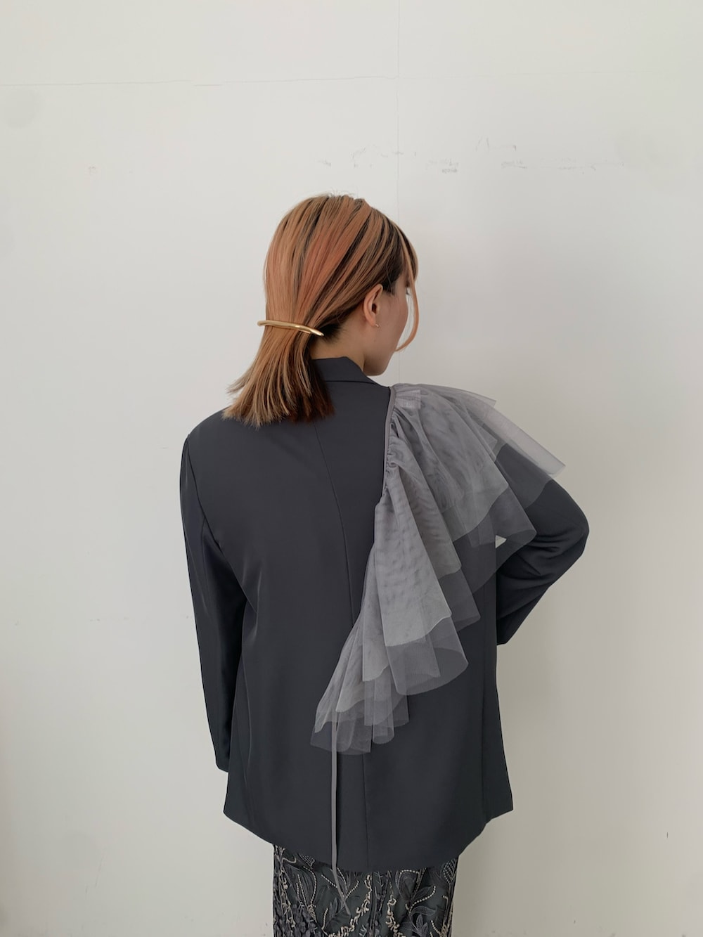 グレー系のドレス、グレー系のジャケット/アウター、ブラック系のパンプスを着用したレディースの春コーディネートの4枚目の写真