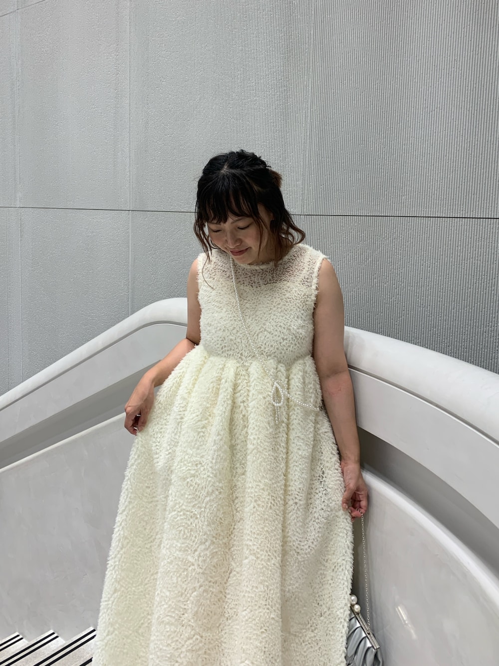 ホワイト系のドレスを着用したレディースの秋コーディネートの4枚目の写真