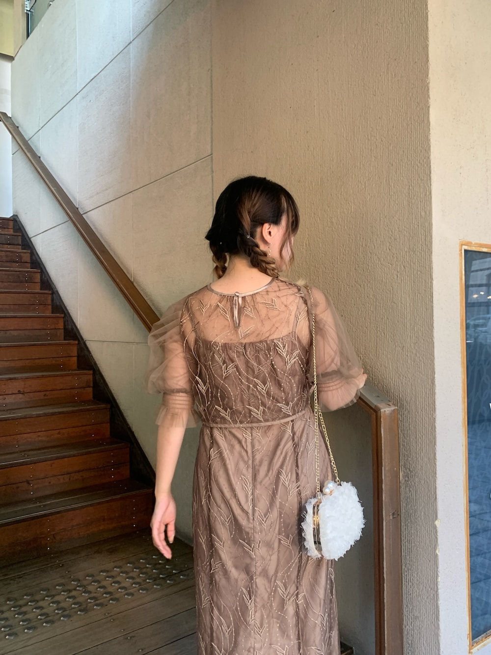 ブラウン系のドレスを着用したレディースの春コーディネートの2枚目の写真