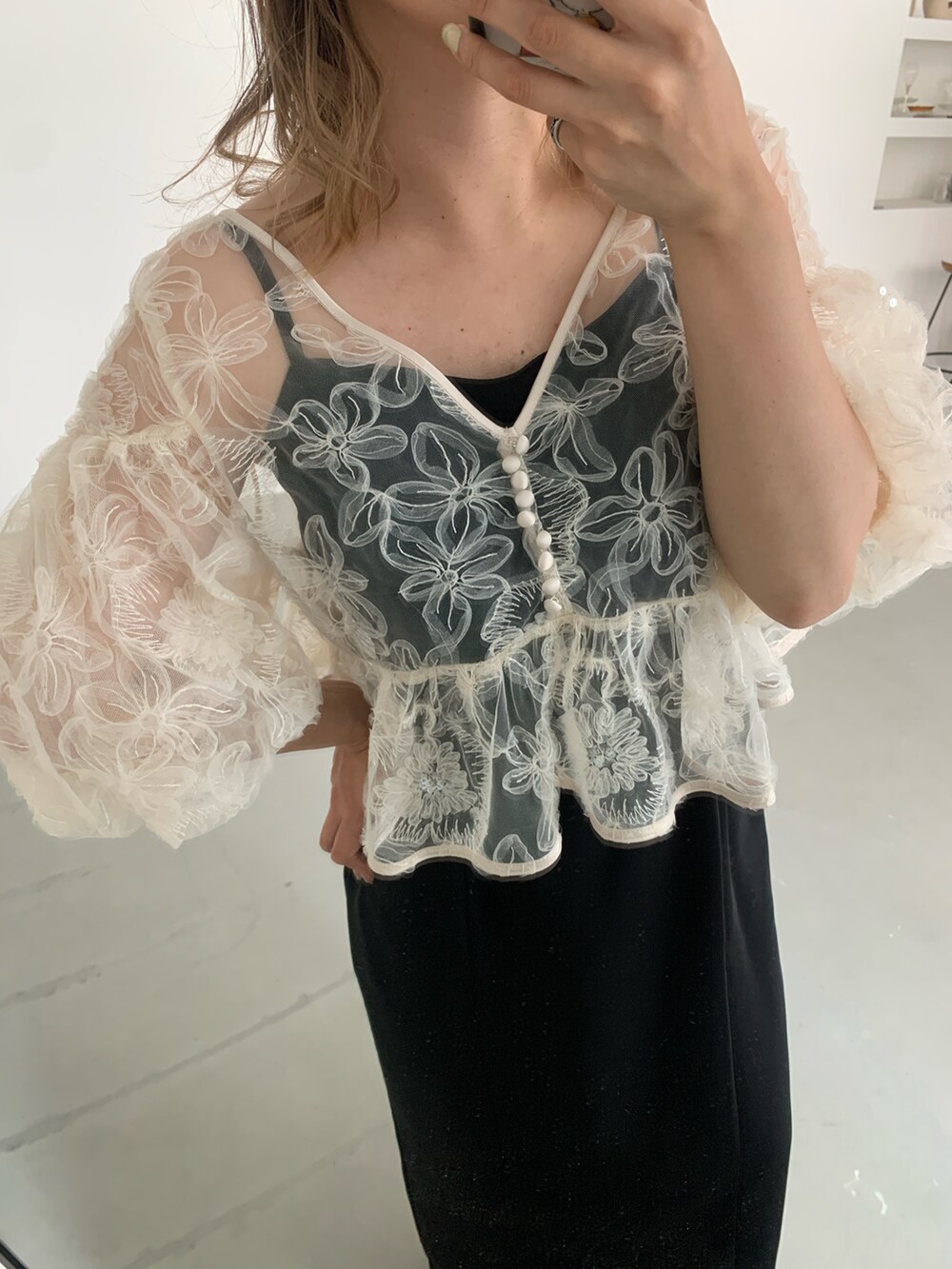 ベージュ系のドレス、ゴールド系のネックレスを着用したレディースの夏コーディネートの4枚目の写真