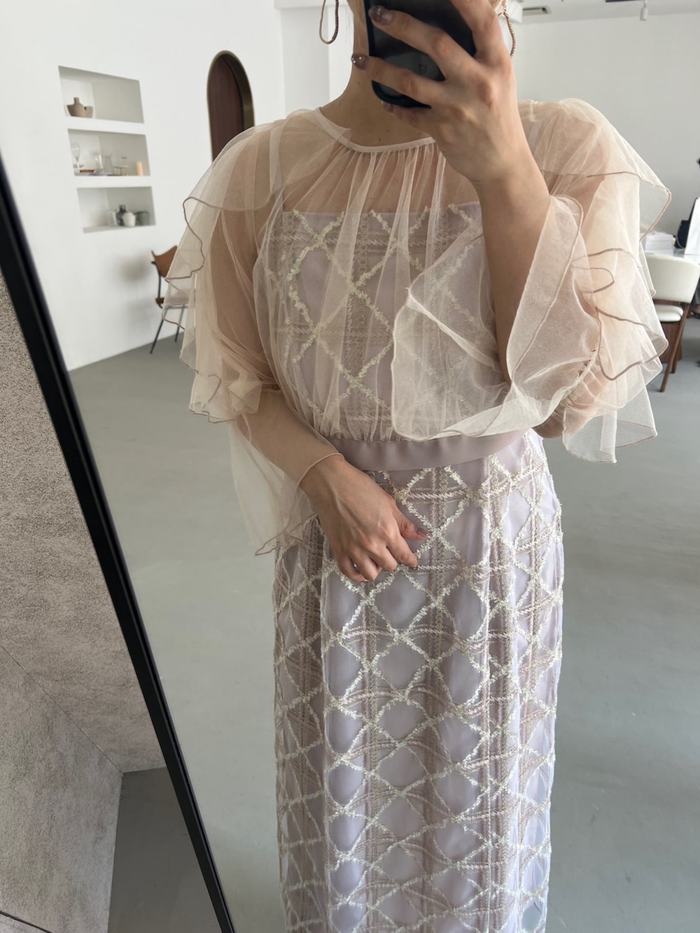 ベージュ系のクラッチバッグ、ベージュ系のパンプス、ピンク系のドレスを着用したレディースの夏コーディネートの9枚目の写真