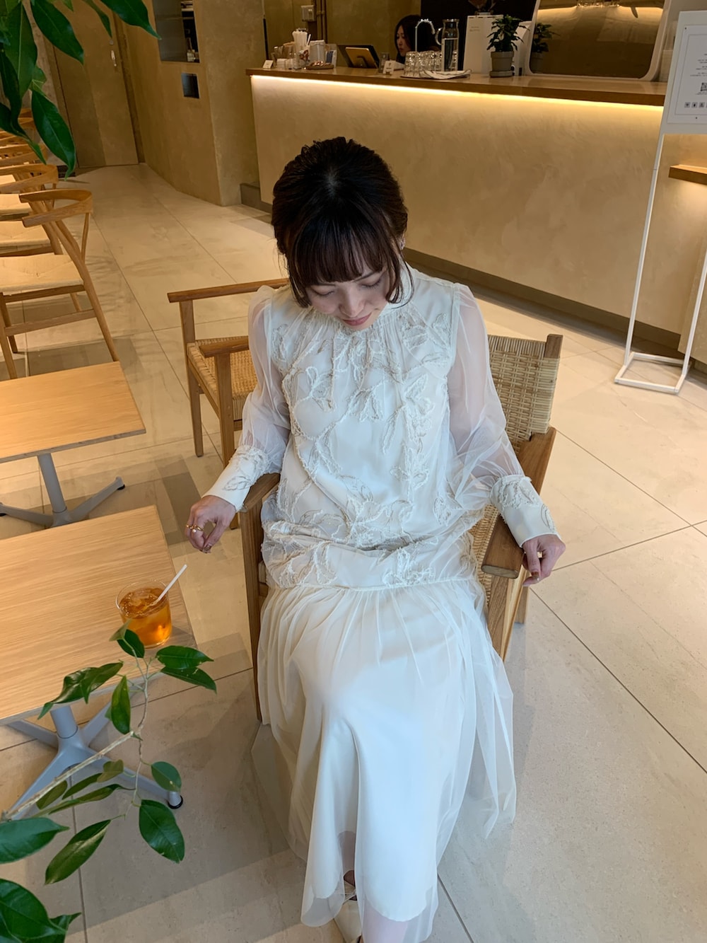 ベージュ系のドレス、ベージュ系のパンプスを着用したレディースの春コーディネートの7枚目の写真