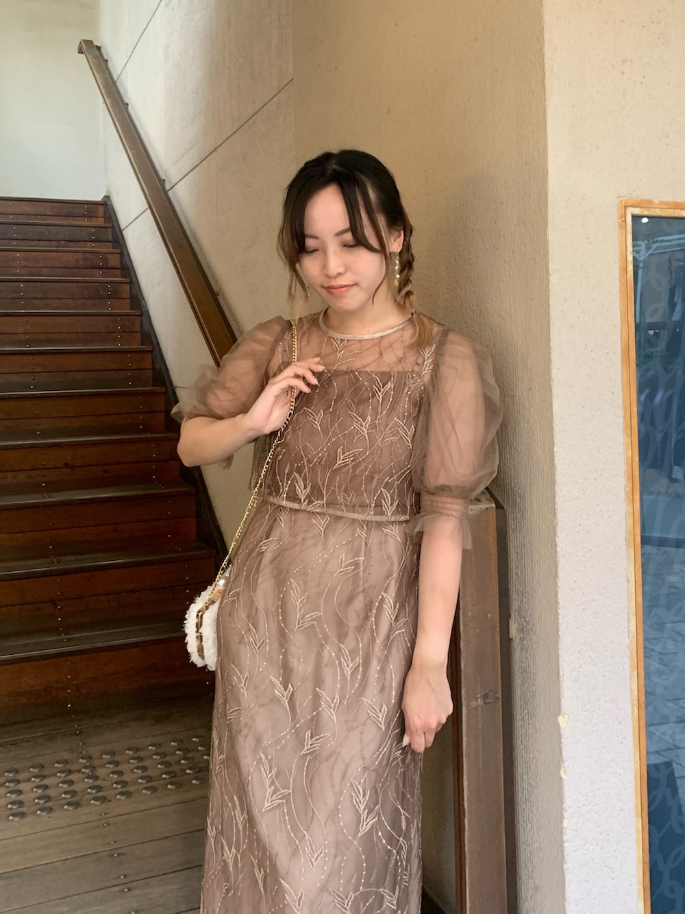 ブラウン系のドレスを着用したレディースの春コーディネートの3枚目の写真