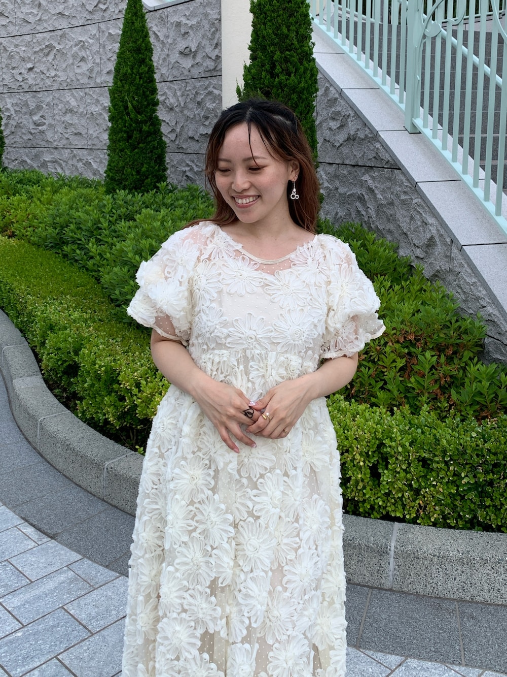ホワイト系のドレスを着用したレディースの夏コーディネートの2枚目の写真