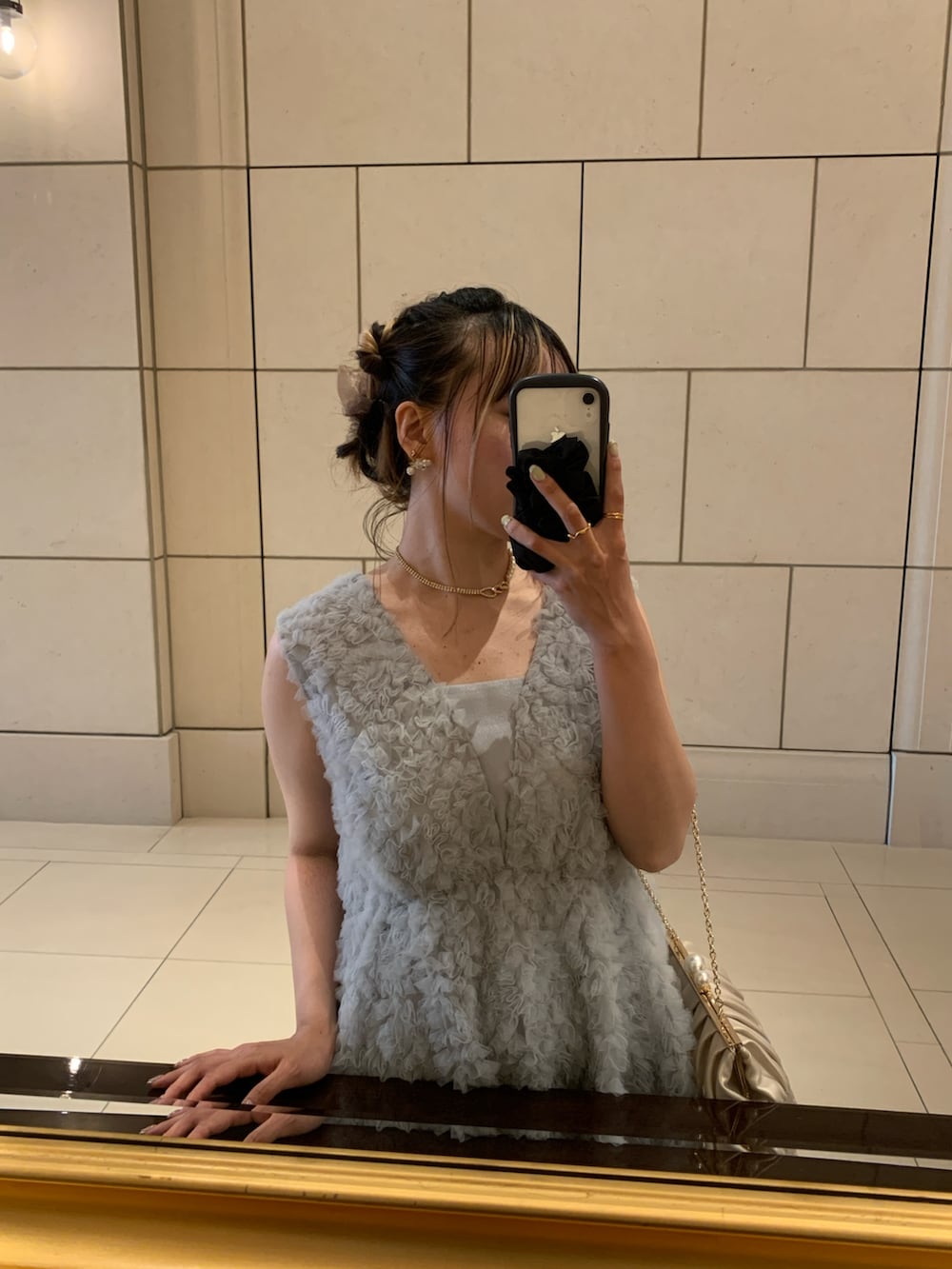 グレー系のドレスを着用したレディースの春コーディネートの7枚目の写真