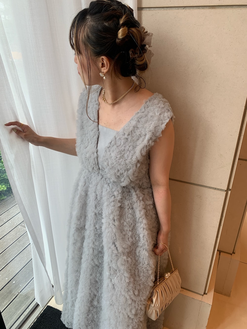 グレー系のドレスを着用したレディースの春コーディネートの5枚目の写真