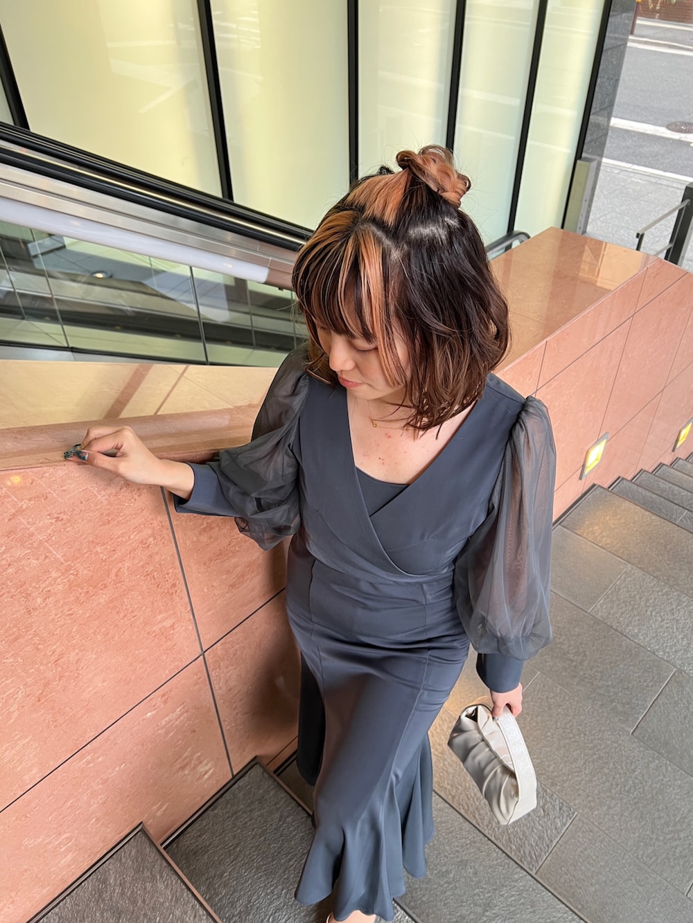 グリーン系のドレス、ベージュ系のハンドバッグ、ベージュ系のシューズを着用したレディースの春コーディネートの4枚目の写真