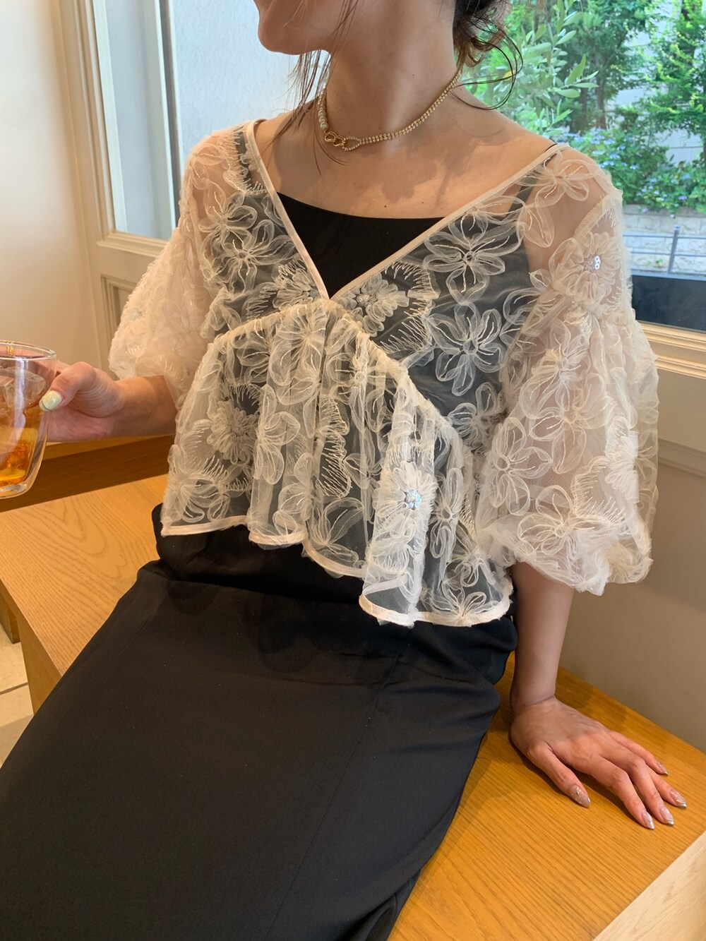 ベージュ系のドレス、ゴールド系のネックレスを着用したレディースの夏コーディネートの6枚目の写真