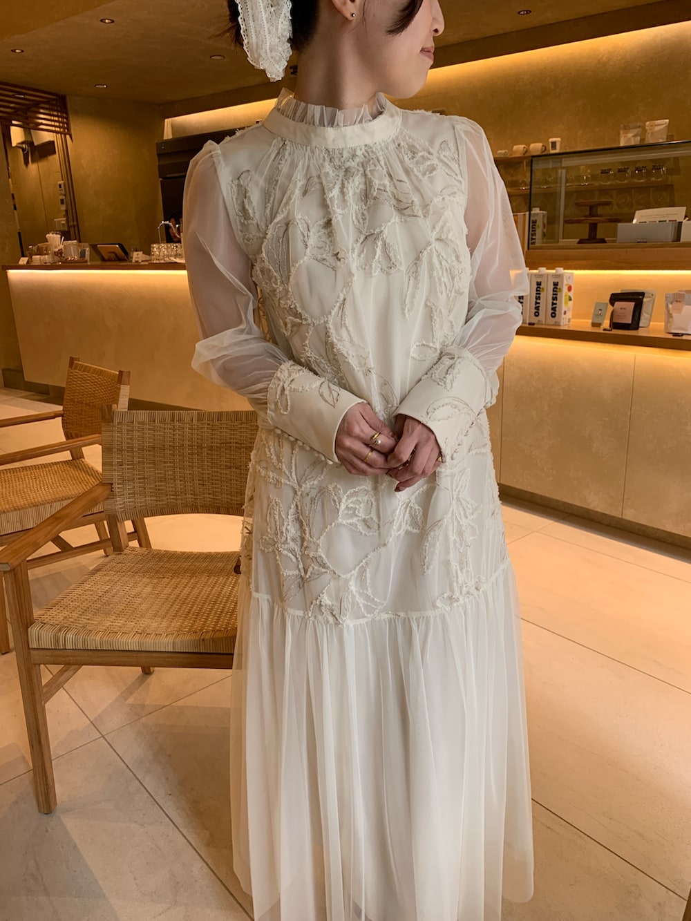 ベージュ系のドレス、ベージュ系のパンプスを着用したレディースの春コーディネートの3枚目の写真