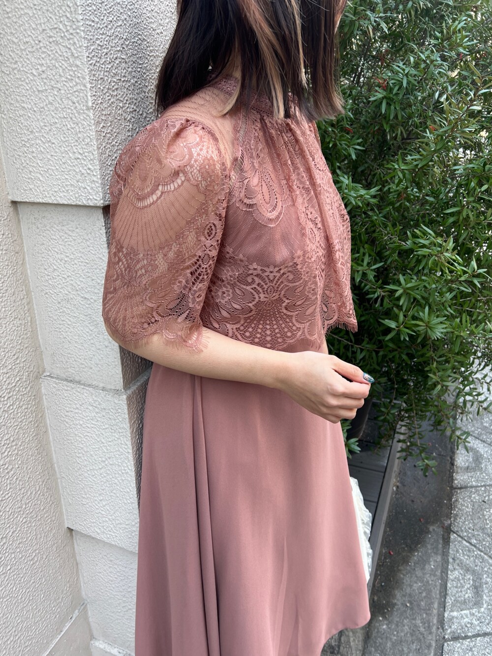 ピンク系のドレス、ベージュ系のシューズ、ベージュ系のバッグを着用したレディースの春コーディネートの8枚目の写真