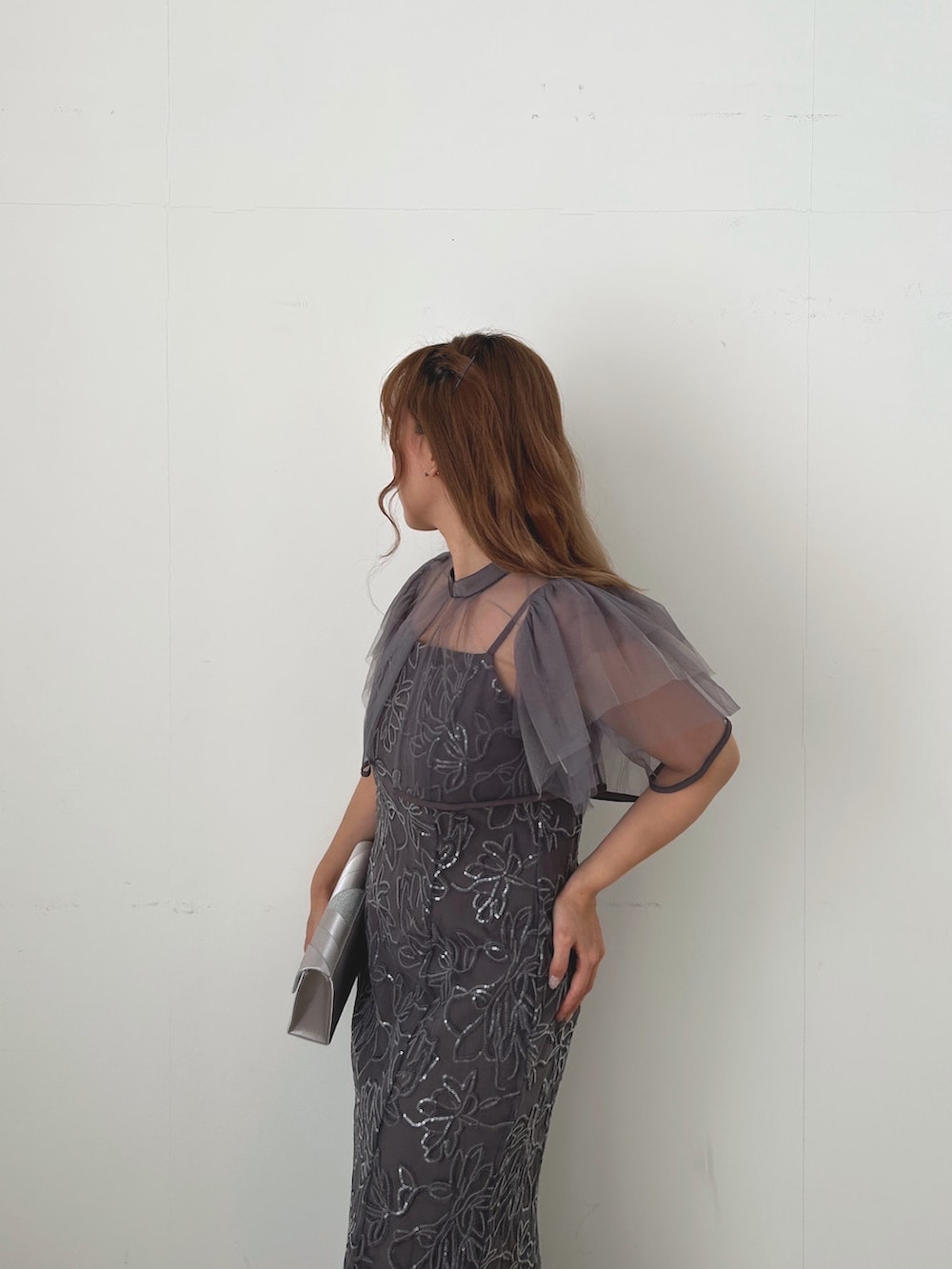 グレー系のドレス、ブラック系のパンプスを着用したレディースの冬コーディネートの8枚目の写真