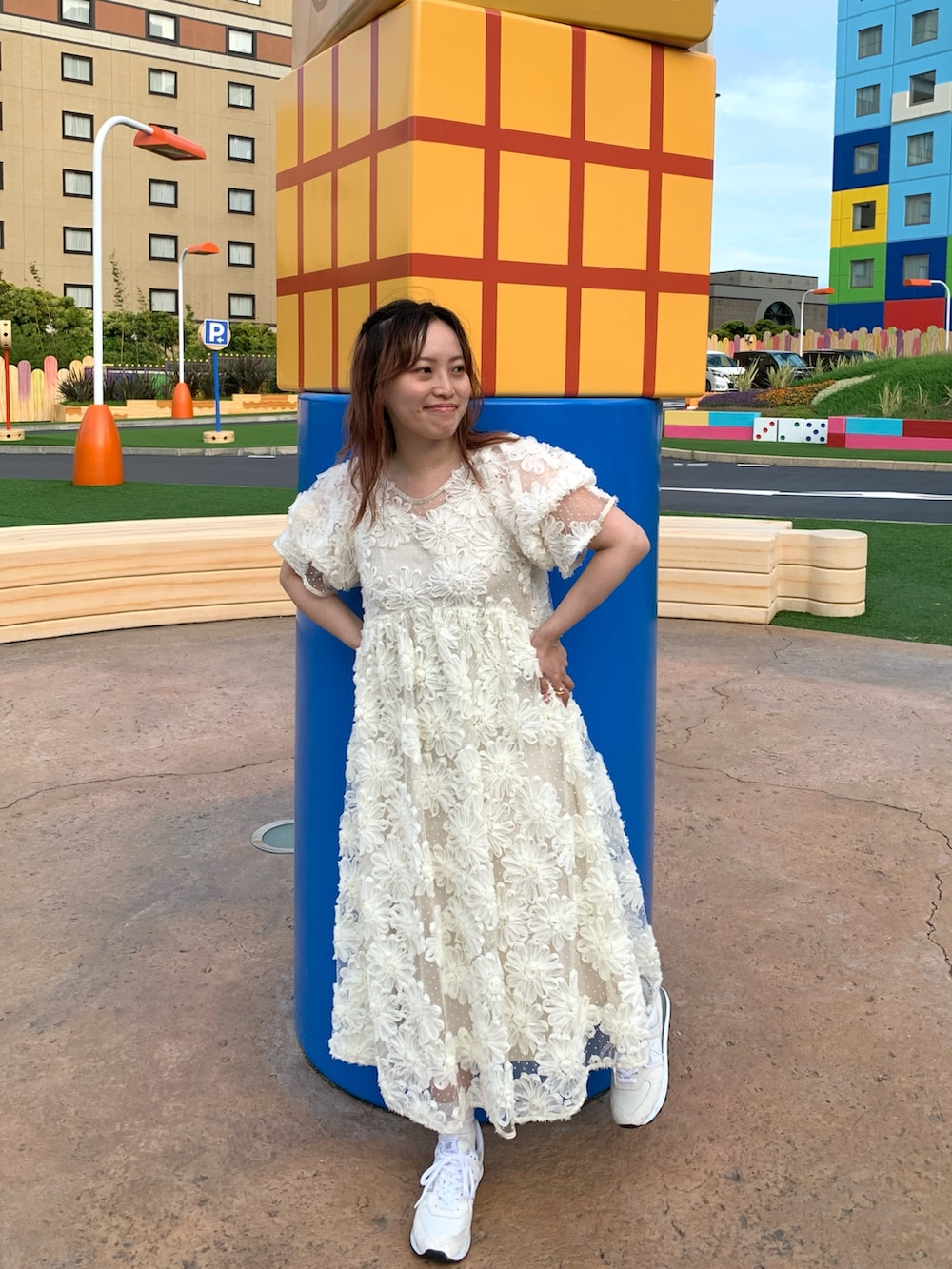 ホワイト系のドレスを着用したレディースの夏コーディネートの6枚目の写真
