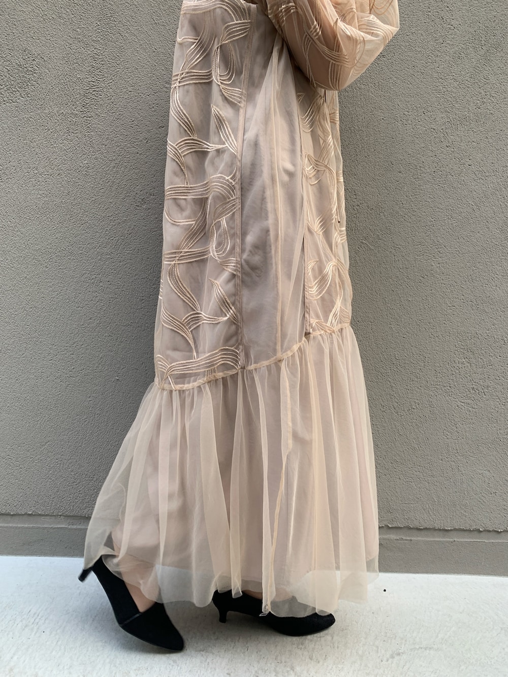 ピンク系のドレス、ホワイト系のネックレスを着用したレディースの春コーディネートの5枚目の写真