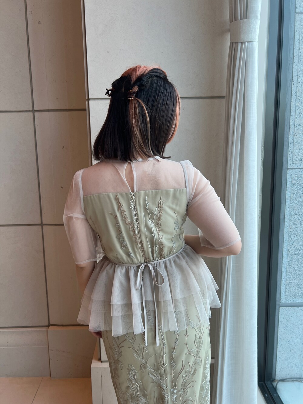 イエロー系のドレス、ベージュ系のシューズを着用したレディースの春コーディネートの4枚目の写真