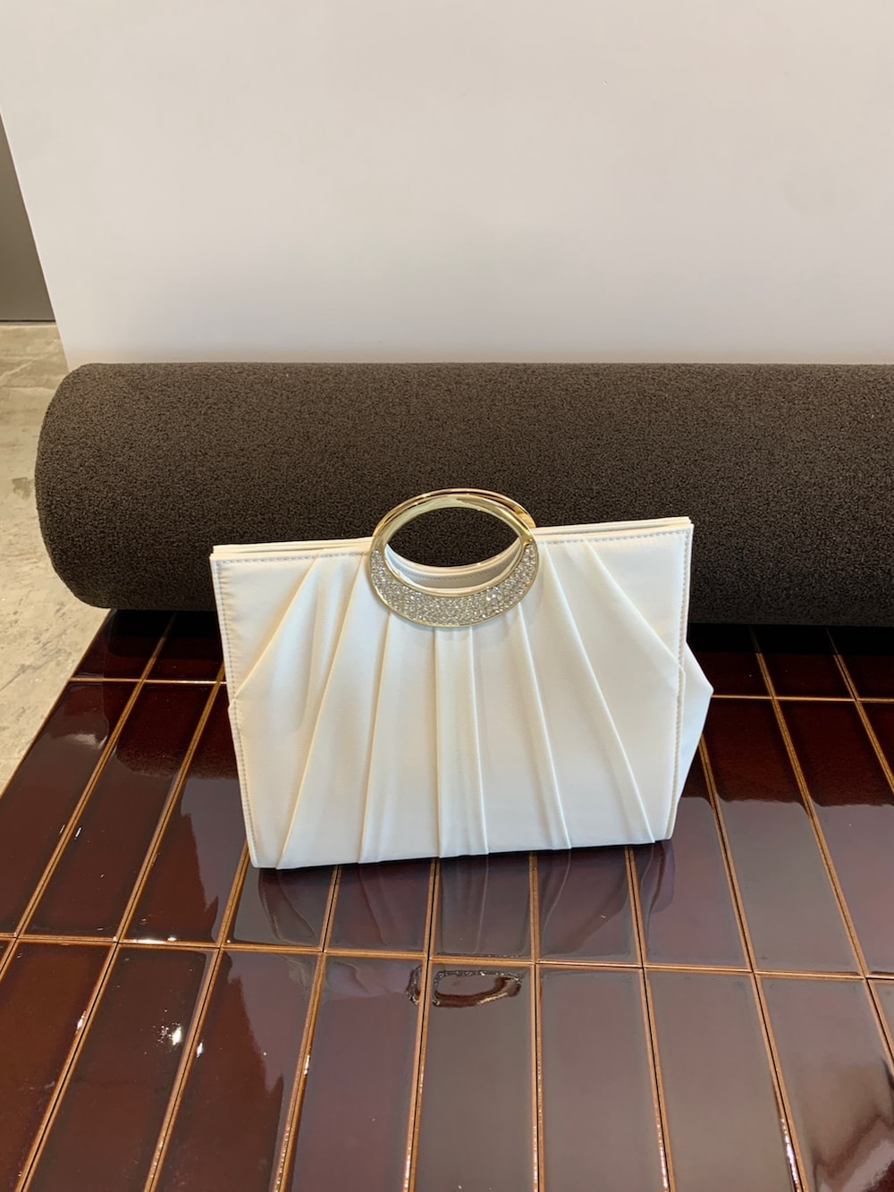 ホワイト系のドレス、ホワイト系のカーディガン/ボレロ、ベージュ系のパンプスを着用したレディースの夏コーディネートの10枚目の写真
