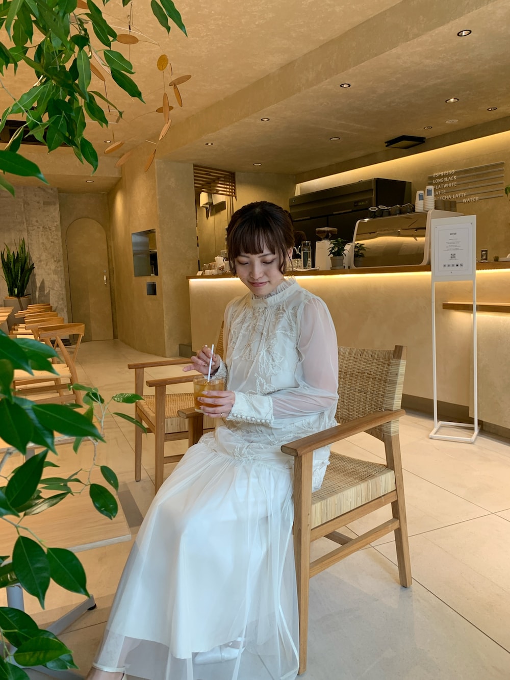 ベージュ系のドレス、ベージュ系のパンプスを着用したレディースの春コーディネートの5枚目の写真