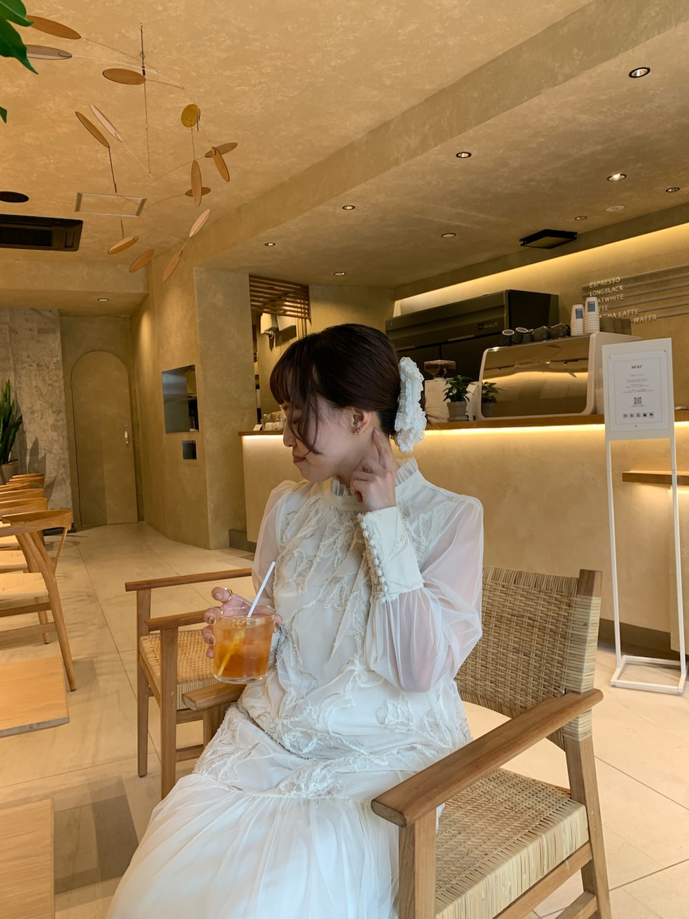 ベージュ系のドレス、ベージュ系のパンプスを着用したレディースの春コーディネートの6枚目の写真