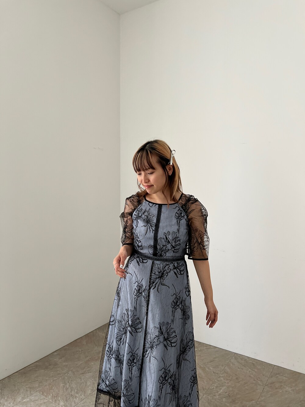 ブルー系のドレス、ブラック系のパンプスを着用したレディースの夏コーディネートの3枚目の写真