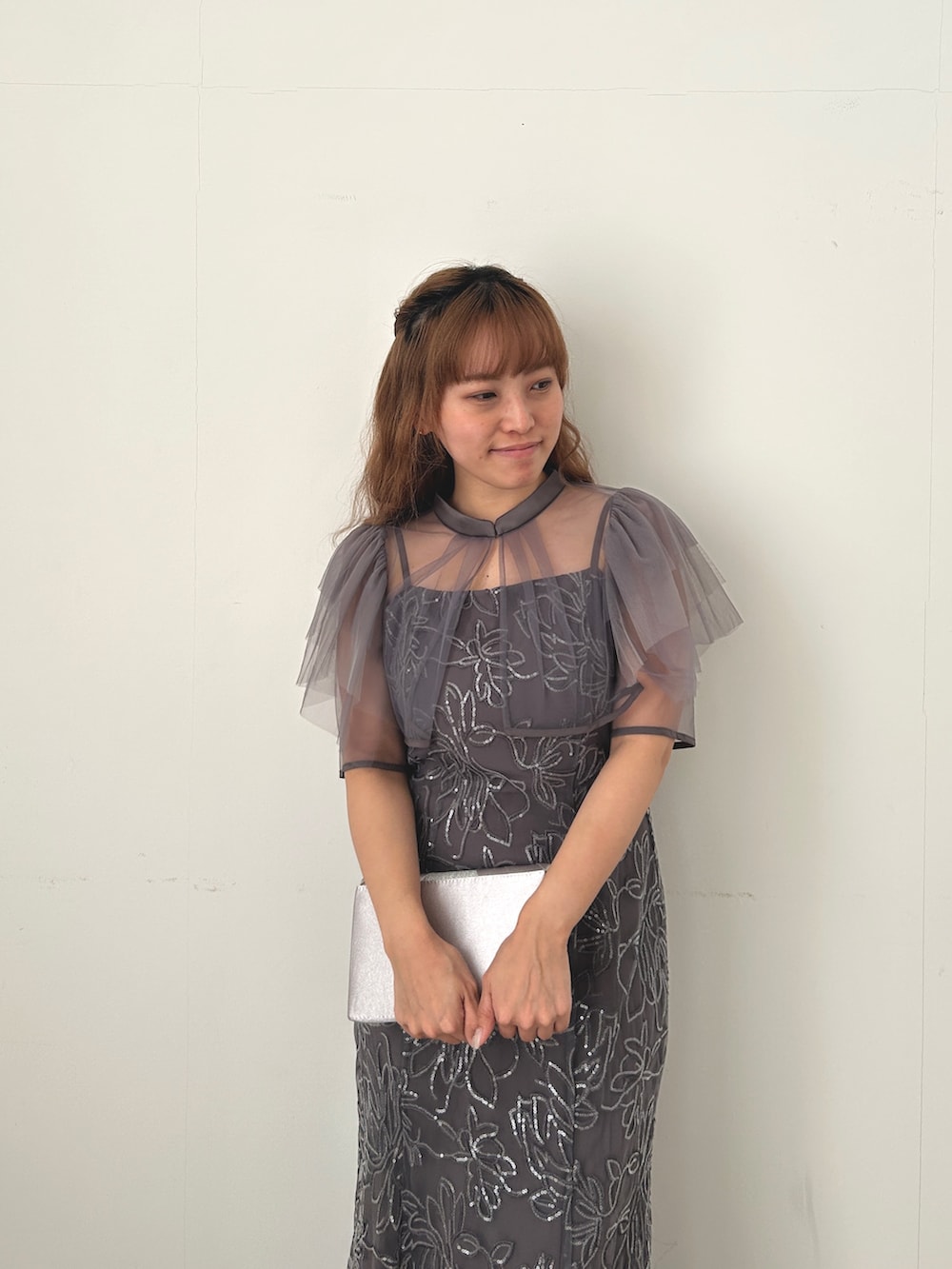 グレー系のドレス、ブラック系のパンプスを着用したレディースの冬コーディネートの3枚目の写真