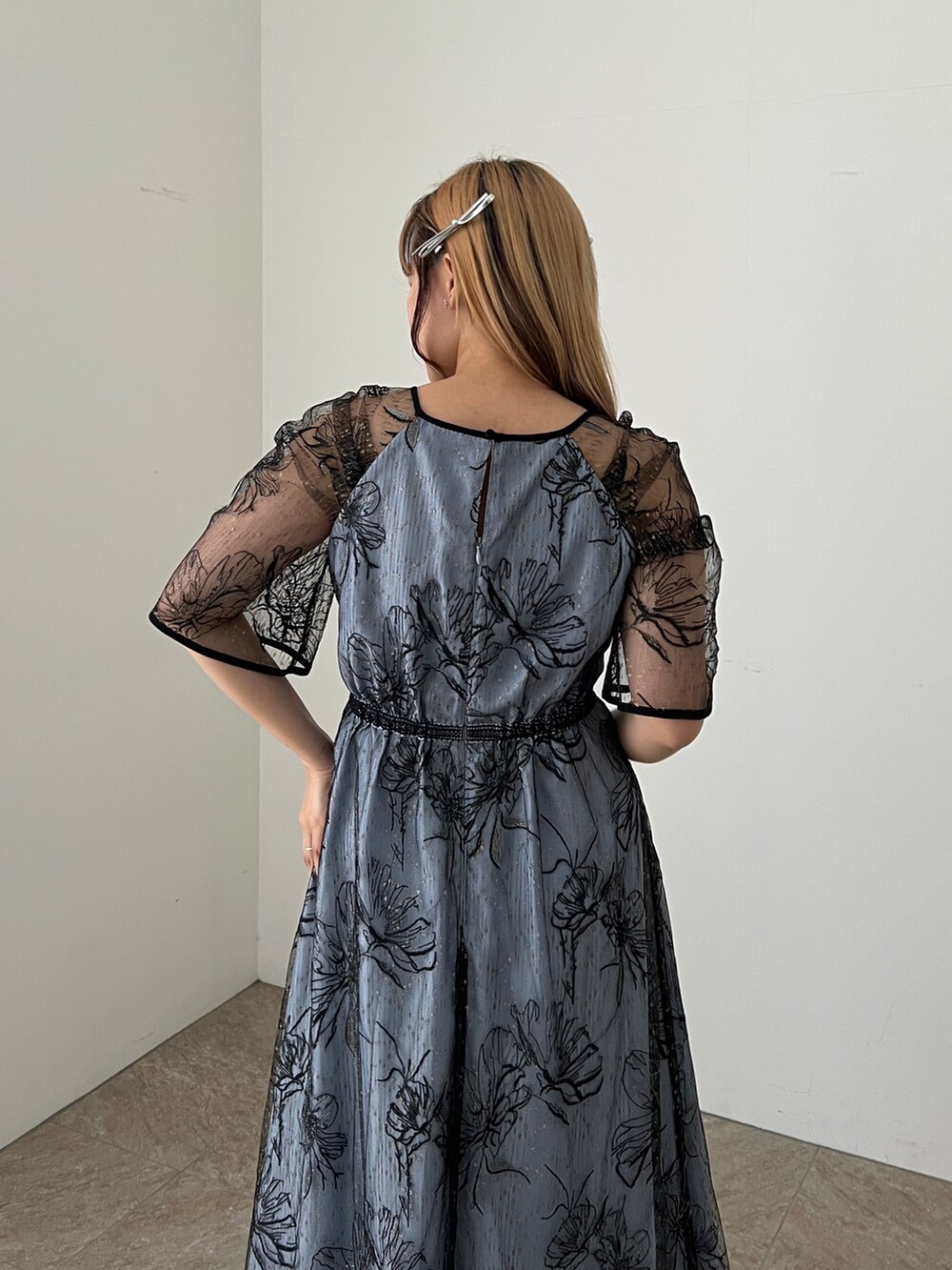 ブルー系のドレス、ブラック系のパンプスを着用したレディースの夏コーディネートの5枚目の写真