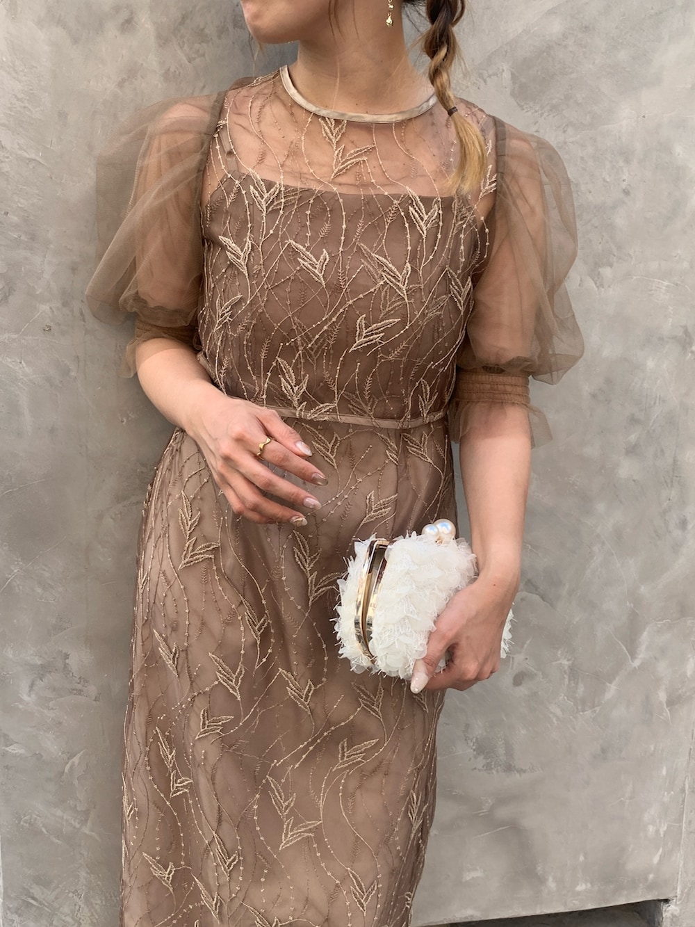 ブラウン系のドレスを着用したレディースの春コーディネートの5枚目の写真