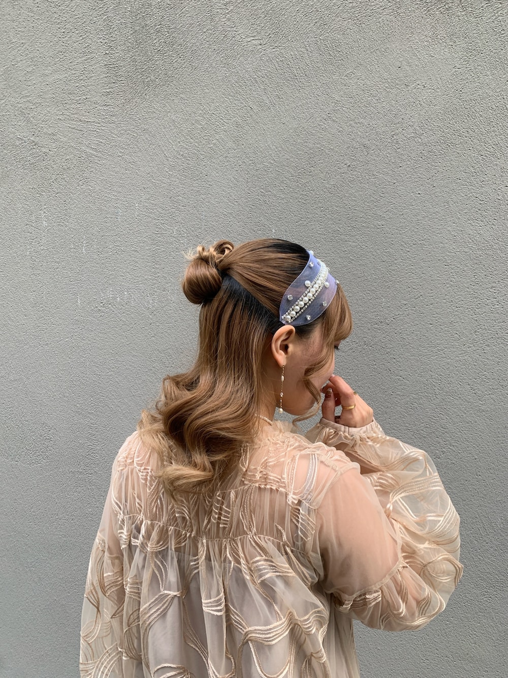 ピンク系のドレス、ホワイト系のネックレスを着用したレディースの春コーディネートの6枚目の写真