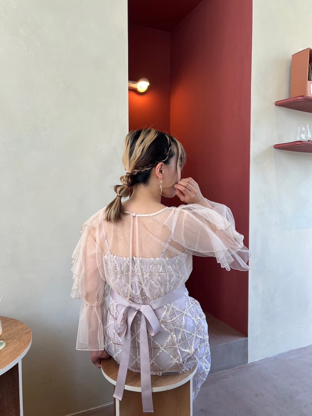 ベージュ系のクラッチバッグ、ベージュ系のパンプス、ピンク系のドレスを着用したレディースの夏コーディネートの6枚目の写真