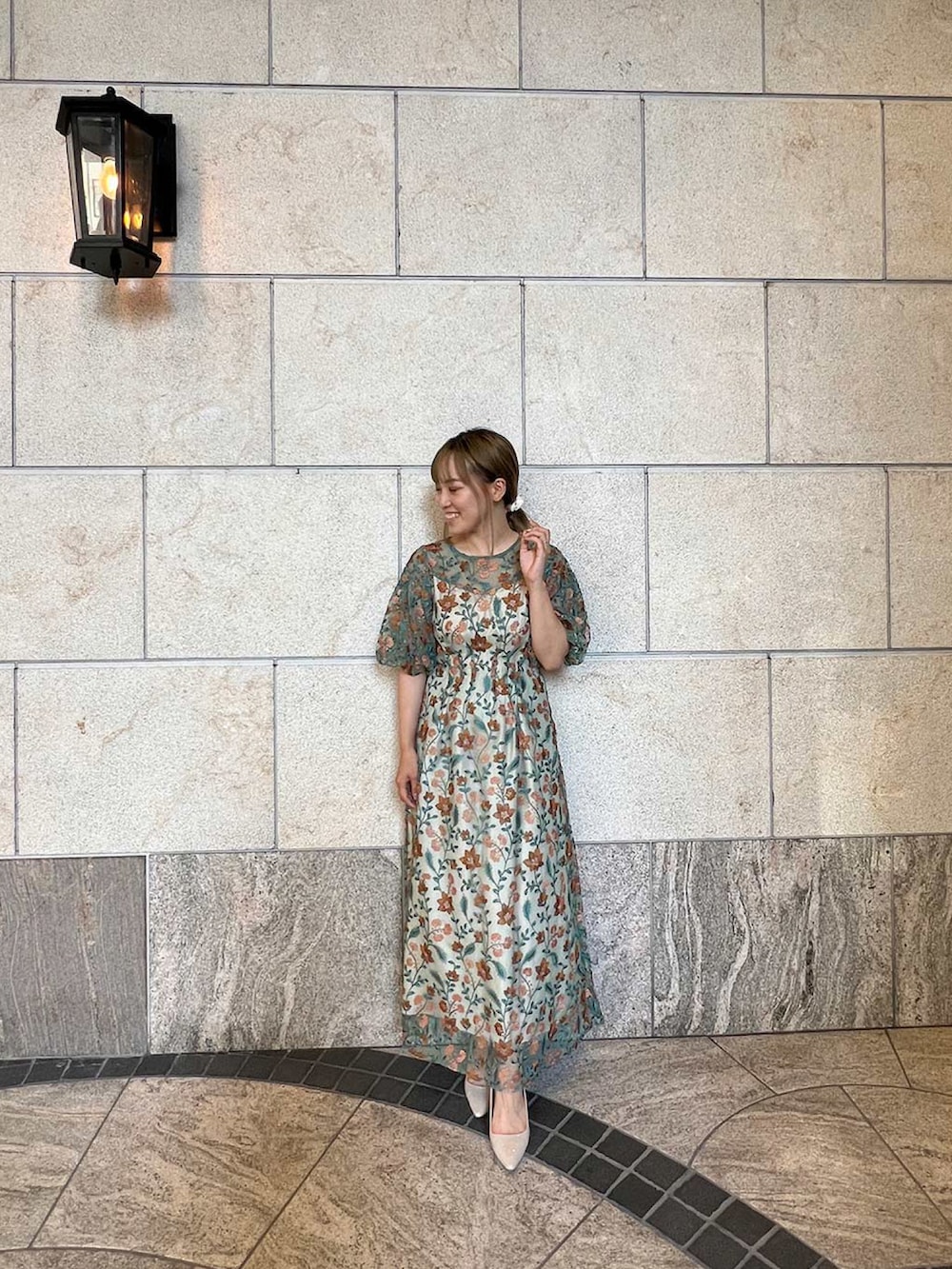 オレンジ系のドレスを着用したレディースの秋コーディネートの3枚目の写真